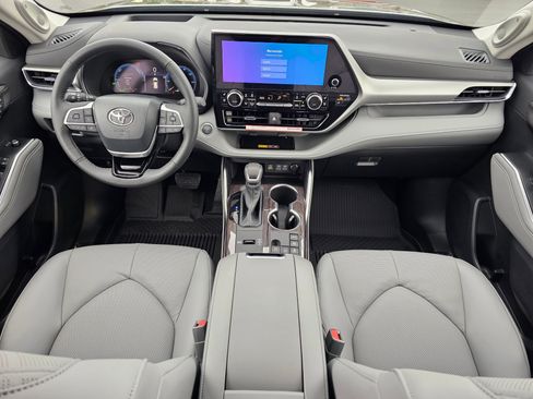 New 2026 Toyota Highlander Platinum AWD/4WD image 9