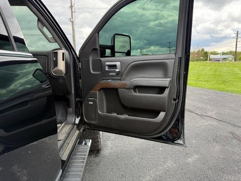 Used 2018 GMC Sierra 2500 Denali w/ Duramax Plus Package AWD/4WD image 19