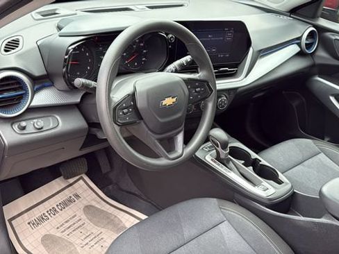 Used 2024 Chevrolet Trax LS w/ LS Convenience Package FWD image 11