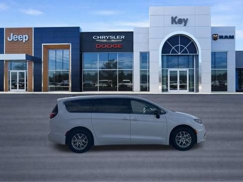 Used 2024 Chrysler Pacifica Touring-L FWD image 7