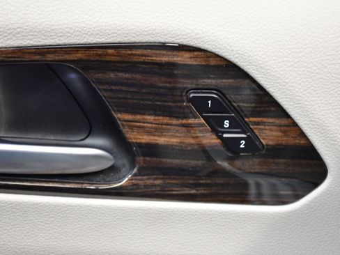 Used 2023 Chrysler Pacifica Touring-L w/ Uconnect Theater Family Group FWD image 17