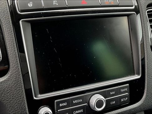 Used 2016 Volkswagen Touareg Sport image 21