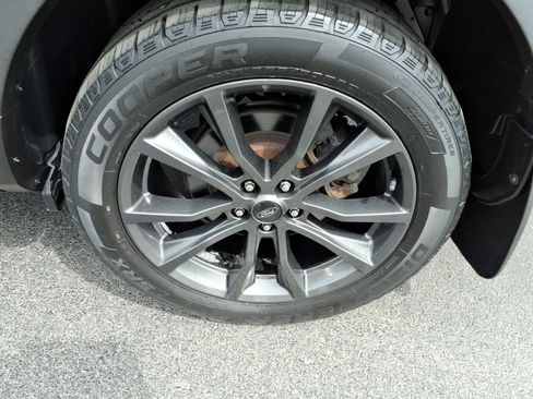 Used 2018 Ford Explorer XLT w/ Equipment Group 202A AWD/4WD image 11