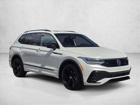Used 2023 Volkswagen Tiguan SE R-Line image 3