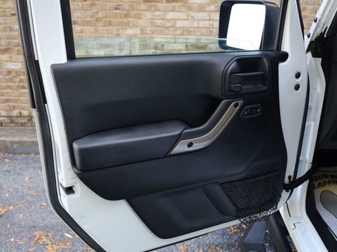 Used 2017 Jeep Wrangler Unlimited Sahara image 13