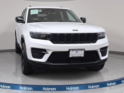Used 2023 Jeep Grand Cherokee Altitude AWD/4WD image 3