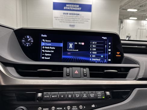 Used 2019 Lexus ES 300h Ultra Luxury image 23