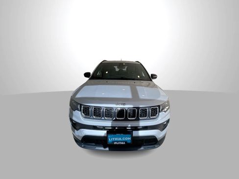 Used 2024 Jeep Compass Latitude AWD/4WD image 3