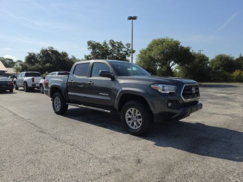Used 2017 Toyota Tacoma SR5 w/ Tow Package RWD image 2