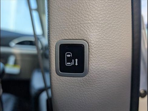 Used 2024 Chrysler Pacifica Touring-L image 25