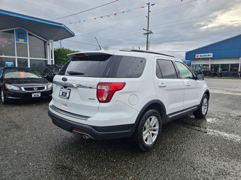 Used 2018 Ford Explorer XLT w/ Equipment Group 202A image 7