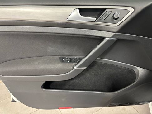 Used 2016 Volkswagen Golf S image 18