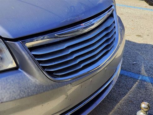 Used 2016 Chrysler Town & Country Touring image 3