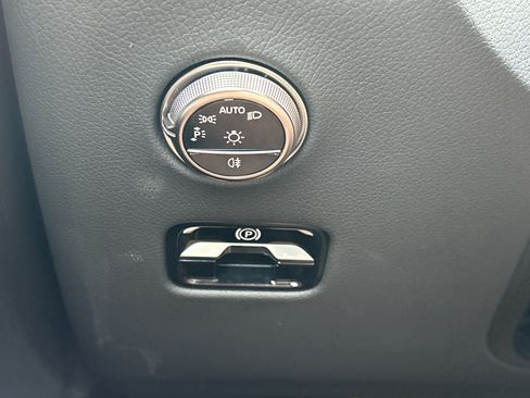 Certified 2025 Mercedes-Benz GLC 300 image 25