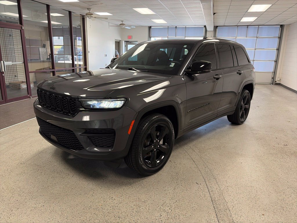 Certified 2024 Jeep Grand Cherokee Altitude AWD/4WD image 9