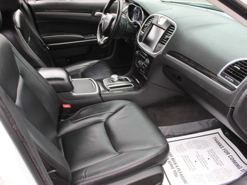 Used 2016 Chrysler 300 Limited image 9