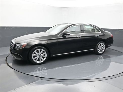 Used 2018 Mercedes-Benz E 300 4MATIC image 2