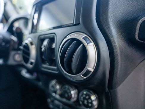 Used 2017 Jeep Wrangler Unlimited Rubicon w/ Connectivity Group AWD/4WD image 67