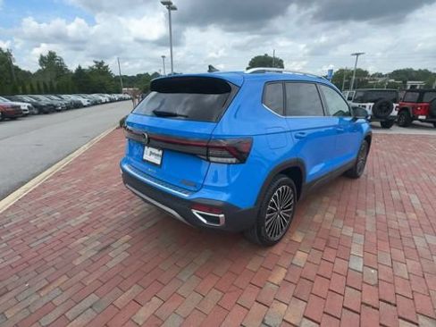 Used 2025 Volkswagen Taos SE FWD image 2