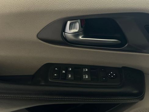 Used 2022 Chrysler Pacifica Touring-L FWD image 13