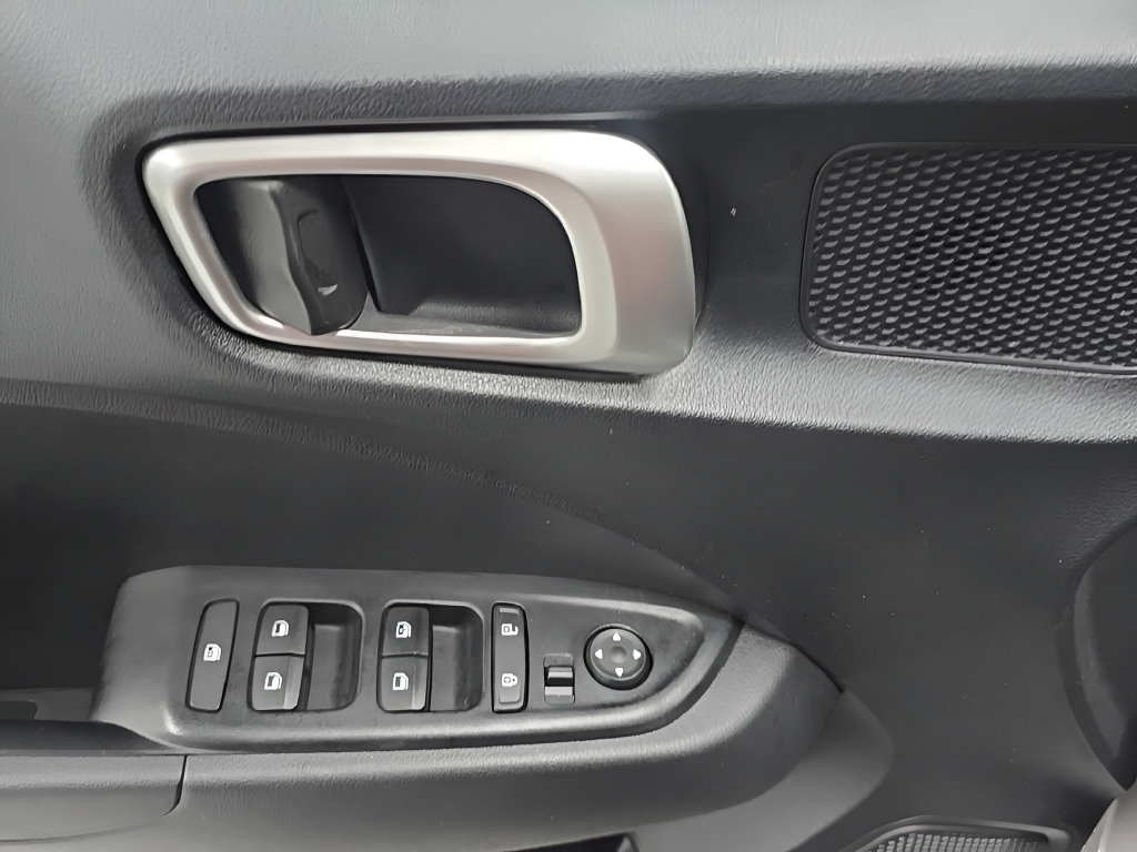 Certified 2024 Hyundai Venue SEL FWD image 11