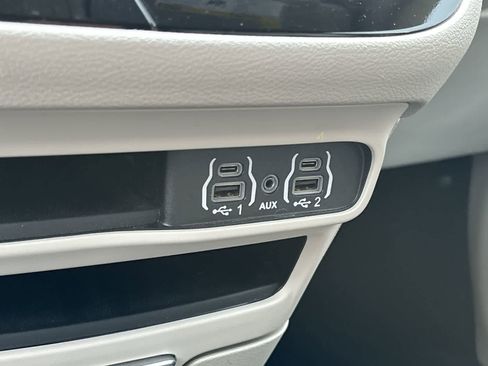 Certified 2024 Chrysler Pacifica Touring-L image 24