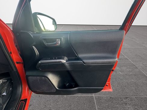 Used 2016 Toyota Tacoma TRD Sport image 18