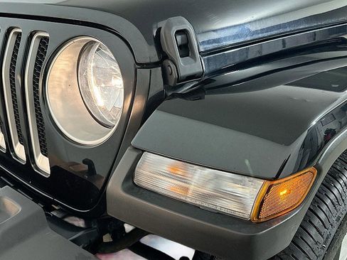 Used 2022 Jeep Wrangler Unlimited Sahara image 25