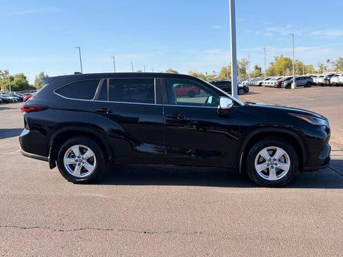 Used 2024 Toyota Highlander LE AWD/4WD image 8