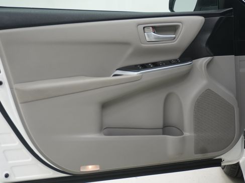 Used 2016 Toyota Camry LE FWD image 14