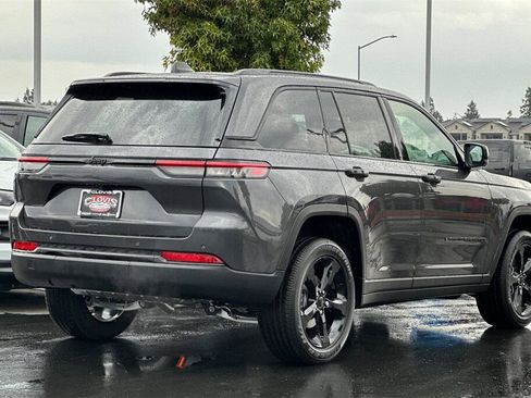 New 2025 Jeep Grand Cherokee Altitude image 4