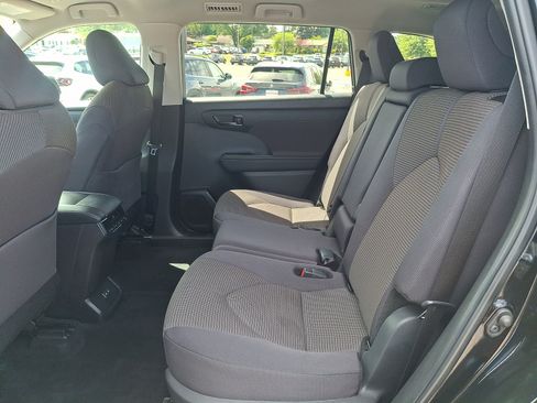 Used 2024 Toyota Highlander LE AWD/4WD image 10