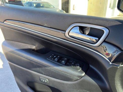 Used 2018 Jeep Grand Cherokee Overland image 16