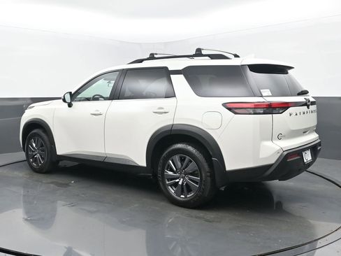 Used 2023 Nissan Pathfinder SV image 3