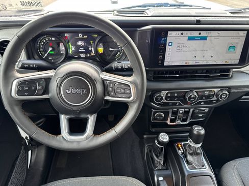 Used 2024 Jeep Wrangler Unlimited Sahara image 18