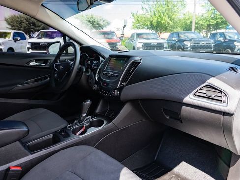 Used 2018 Chevrolet Cruze LT w/ Convenience Package FWD image 29