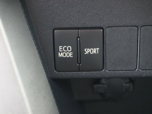 Used 2018 Toyota RAV4 XLE FWD image 20