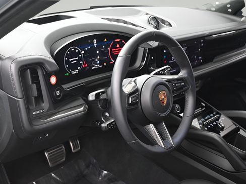 Certified 2025 Porsche Cayenne GTS AWD/4WD image 5