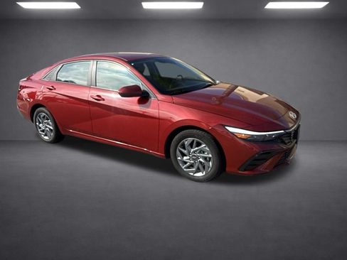 Used 2024 Hyundai Elantra SEL FWD image 8