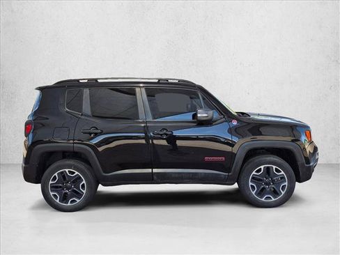 Used 2017 Jeep Renegade Trailhawk w/ Premium Trailhawk Package AWD/4WD image 4