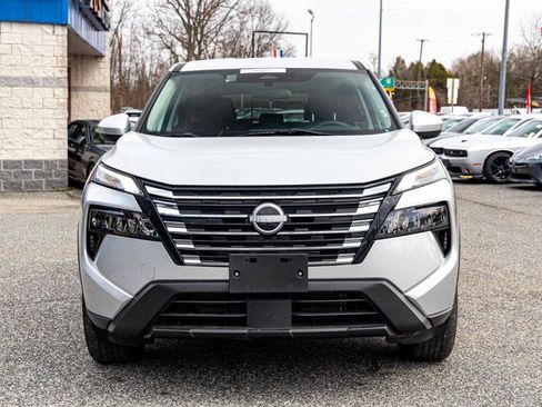 Used 2024 Nissan Rogue SV AWD/4WD image 2