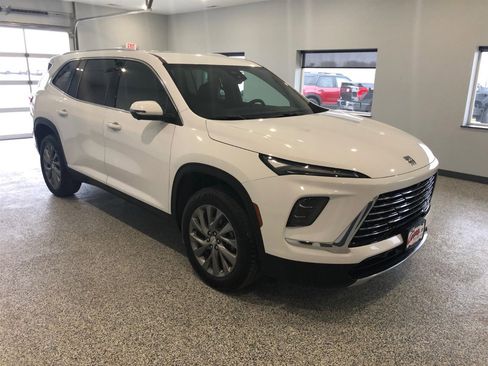 Used 2025 Buick Enclave Preferred image 2