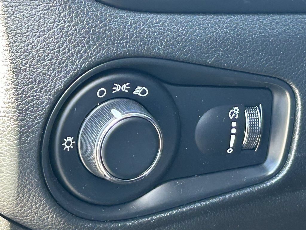 Used 2019 Jeep Renegade Sport w/ Sport Appearance Group AWD/4WD image 23