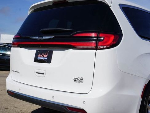 Used 2024 Chrysler Pacifica Touring-L image 5