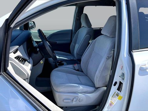 Used 2019 Toyota Sienna LE FWD image 21