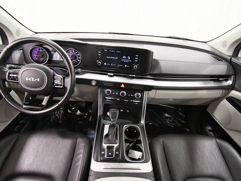 Certified 2024 Kia Carnival LX image 3