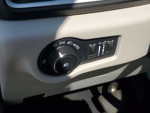 Used 2024 Chrysler Pacifica Touring-L FWD image 8