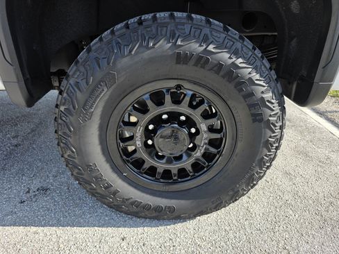 Used 2025 GMC Sierra 2500 AT4X AWD/4WD image 18