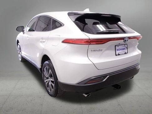 Used 2021 Toyota Venza LE image 3