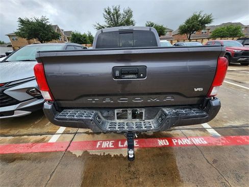 Used 2017 Toyota Tacoma TRD Off-Road AWD/4WD image 5